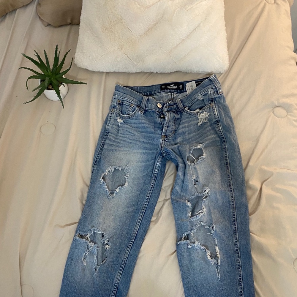 Hollister Low rise boyfriend jeans!